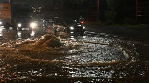 Η κακοκαιρία Byron &quot;χτυπά&quot; την Αττική: Καταιγίδες, αστραπές και κυκλοφοριακά προβλήματα στο Λεκανοπέδιο