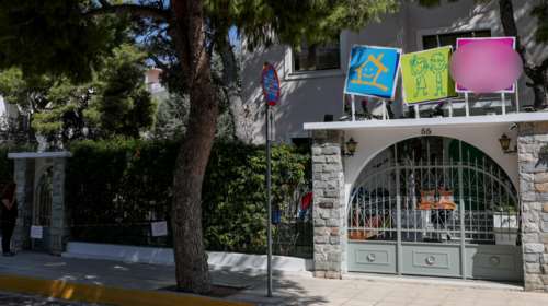 Ξέχασαν κοριτσάκι 2 ετών επί 4 ώρες σε σχολικό λεωφορείο - Αφέθηκαν ελεύθεροι και ούτε μια εξήγηση για το τι συνέβη...