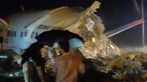 Σοκ στην Ινδία: Κόπηκε στα δύο αεροσκάφος με 191 επιβάτες - Τουλάχιστον 16 οι νεκροί, αναφορές για αγνοούμενους [Βίντεο]