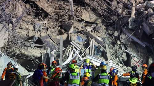 Σεισμός στη Μιανμάρ: Φόβοι για χιλιάδες νεκρούς και τραυματίες - Σκάβουν με τα χέρια στα συντρίμμια για επιζώντες