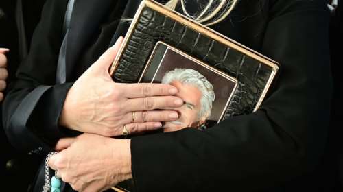 Η Ελενα Μακρή στην κηδεία του  Αντώνη Λυμπέρη δεν αποχωρίστηκε ούτε στγμή τη φωτογραφία του αγαπημένου της [εικόνες]