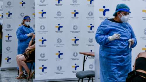 Με το σταγονόμετρο η μείωση των κρουσμάτων - Ανησυχία για τους νεκρούς, την &quot;Ομικρον 2&quot; και τη μεταδοτικότητα λόγω ψύχους