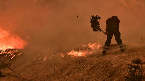 Δύσκολη ολονύχτια μάχη με τις φλόγες σε Αττική, Εύβοια, Κύθηρα, Μεσσηνία και Κρήτη