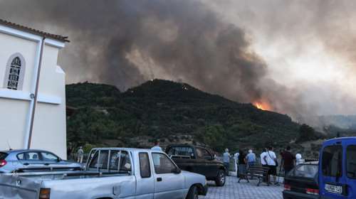 Ηλεία: Μαίνεται η φωτιά στα Κρέστενα - Διάσπαρτες εστίες γύρω από χωριά