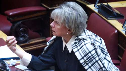 Η Ακρίτα υπέβαλε παραίτηση από βουλευτής μετά τον σάλο για &quot;τον γιο της πλύστρας&quot; - Δεν την έκανε δεκτή ο Παππάς