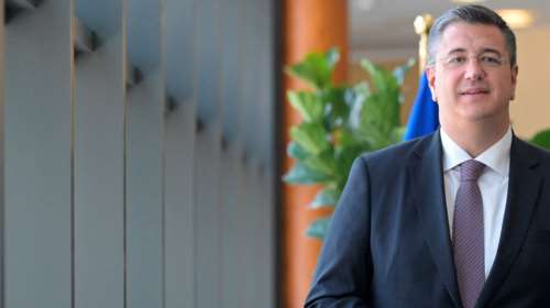 Politico: Πάμπλουτος &quot;γαιοκτήμονας επίτροπος&quot; ο Απόστολος Τζιτζικώστας - Η αγροτική επιχορήγηση 18.000 ευρώ