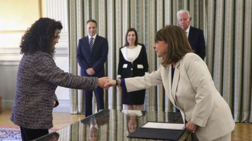 Ορκίστηκε υπουργός Εσωτερικών η Καλλιόπη Σπανού - Με πολιτικό όρκο [εικόνες]