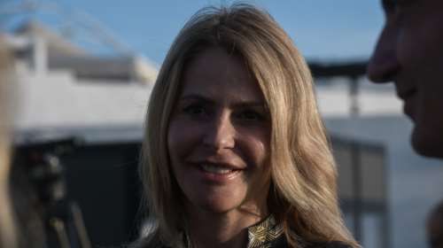 Τζένη Μπαλατσινού: Οι χαλαρές διακοπές στην Πάτμο και η φωτογραφία που την τράβηξε η κόρη της [Εικόνες]