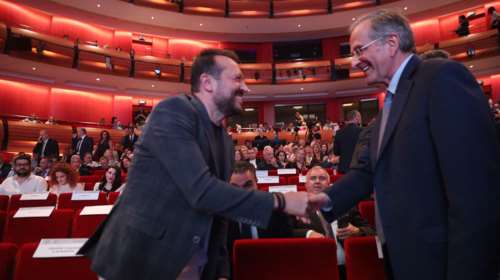 "Ξέχασε ότι θα τους πάει μέχρι τέλους": Αιχμηρά σχόλια για τη θερμή χειραψία Σαμαρά με τον Νίκο Παππά [εικόνες]