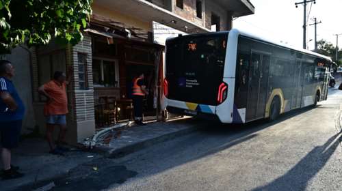 Μενίδι: Λεωφορείο έπεσε σε κολώνα δίπλα σε ταβέρνα στη Λεωφόρο Δημοκρατίας