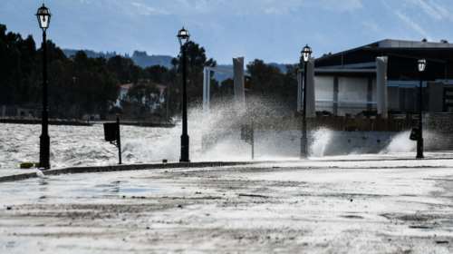 Οι ισχυροί άνεμοι καθηλώνουν τα πλοία στα λιμάνια - Απαγορευτικό απόπλου από Πειραιά, Ραφήνα και Λαύριο