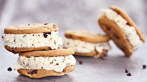 Συνταγή για το πιο τέλειο σπιτικό παγωτό σάντουιτς με 3 μόνο υλικά - Ετοιμο σε πέντε λεπτά