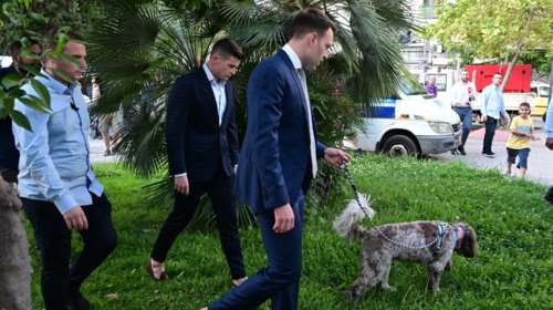 Ο Κασσελάκης έφθασε στον ΣΥΡΙΖΑ αλλά πήγε πρώτα τη Φάρλι για την ανάγκη της - "Ήμαρτον δηλαδή" το σχόλιο της Τζίμα στο Mega