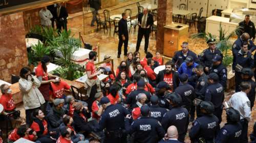 ΗΠΑ: Εβραίοι Αμερικανοί ακτιβιστές έκαναν καθιστική διαμαρτυρία στον ουρανοξύστη του Τραμπ υπέρ των Παλαιστινίων [εικόνες]