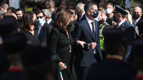 Κηδεία Φώφης Γεννηματά: Χειροκροτούμενη η Ντόρα Μπακογιάννη με μπαστούνι - Μαζί της ο Κώστας και η Αλεξία