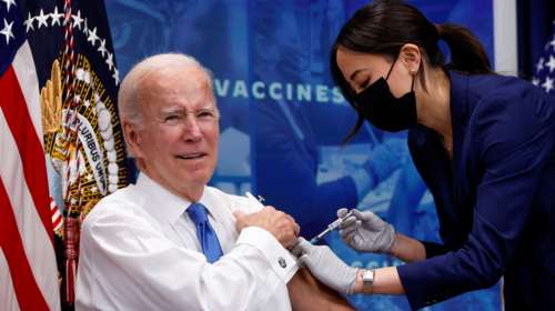 ΗΠΑ: Ο Μπάιντεν έκανε το επικαιροποιημένο εμβόλιο κατά του κορονοϊού