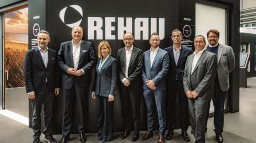 Η ELVIAL και η REHAU ενώνουν τις δυνάμεις τους: Μια στρατηγική συνεργασία για βιώσιμες λύσεις αλουμινίου