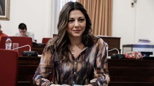 Ζαχαράκη: Τα παιδιά μας περνάνε σχεδόν 41 ώρες την εβδομάδα στο διαδίκτυο – Δεν μιλάμε για καθολική απαγόρευση