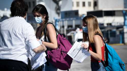 &quot;Βουλιάζει&quot; το λιμάνι του Πειραιά - Εγκαταλείπουν την Αθήνα οι αδειούχοι του Ιουλίου [βίντεο]