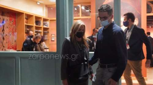 Η Μαρέβα Μητσοτάκη και ο γιος της, Κωνσταντίνος στα εγκαίνια της έκθεσης στη Δημοτική Πινακοθήκη Χανίων [Εικόνες]