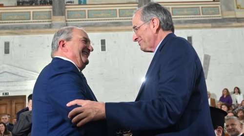 Θερμή χειραψία Καραμανλή - Σαμαρά στην εκδήλωση για την Ψαρούδα-Μπενάκη [εικόνες - βίντεο]