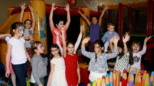 Κορονοϊός: &#39;Εως και 57% οι πιθανότητες μετάδοσης στα παιδικά πάρτι