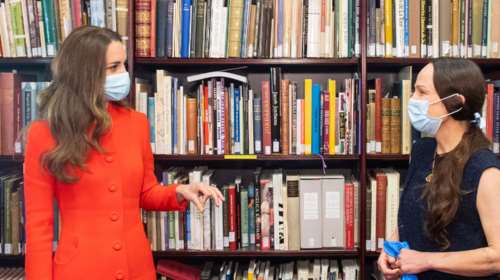 Κέιτ Μίντλετον: Η νέα εμφάνιση με απίθανο κόκκινο παλτό- Τι κρύβει στο Λονδίνο