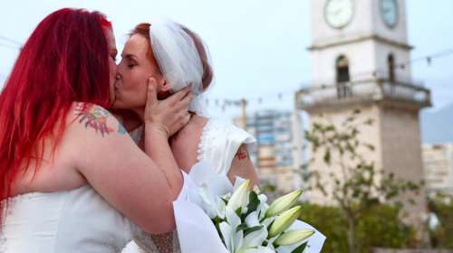 Έγινε ο πρώτος γάμος ομόφυλου ζευγαριού στην Αλβανία - Με ξένους ιερείς και οργισμένες αντιδράσεις [Εικόνες]