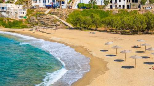 &quot;Κίνημα της πετσέτας&quot;: Καταγγελία στη Νάξο για εκσκαφικό που μπήκε στη θάλασσα και έβγαζε τα βράχια από παραλία