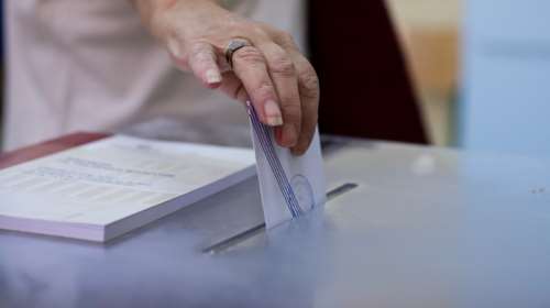 Δημοσκόπηση MRB: Δεύτερο κόμμα το ΠΑΣΟΚ, στην τρίτη θέση ο ΣΥΡΙΖΑ - Μπροστά ο Ανδρουλάκης στην κούρσα με Δούκα