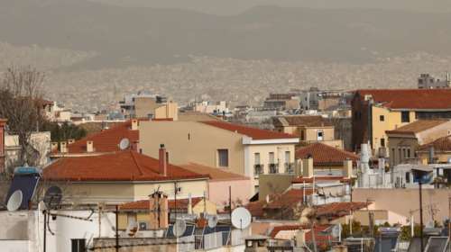 Καιρός: Επιμένουν οι υψηλές θερμοκρασίες σε όλη τη χώρα - &quot;Καμπανάκι&quot; ειδικών για την αφρικάνικη σκόνη, πότε υποχωρεί το φαινόμενο