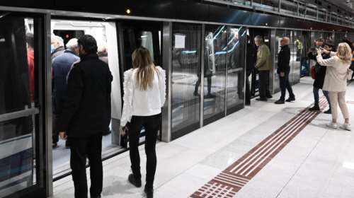 Μετρό Θεσσαλονίκης... σαν ψέμα: Ο συρμός χωρίς οδηγό και οι νέες πόρτες πάνω στην αποβάθρα [εικόνες - βίντεο]