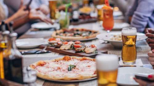 Fast food και σνακ αυξάνουν το κίνδυνο για καρκίνο παχέος εντέρου: Το ισχύει για τις γυναίκες κάτω των 50 ετών