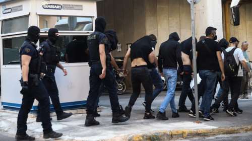 Νέα Φιλαδέλφεια: Στον εισαγγελέα υπό δρακόντεια μέτρα οι 94 χούλιγκαν - Αποδοκιμασίες και φωνές στην Ευελπίδων