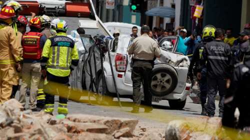 Ισχυρός σεισμός 6,7 βαθμών της κλίμακας Ρίχτερ στον Ισημερινό - Κατέρρευσαν κτίρια - Η στιγμή που σείεται η γη [βίντεο]