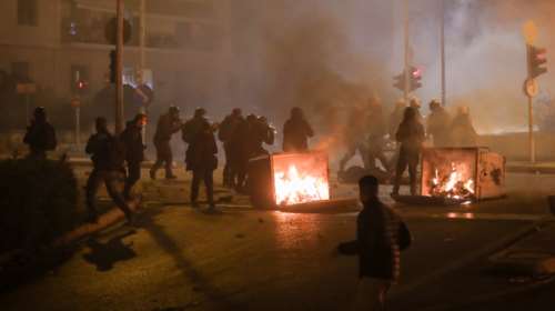 Πεδίο μάχης η Νέα Σμύρνη: Επεισόδια με μολότοφ, χημικά και οδομαχίες - Τραυματίστηκε αστυνομικός [Εικόνες - βίντεο]