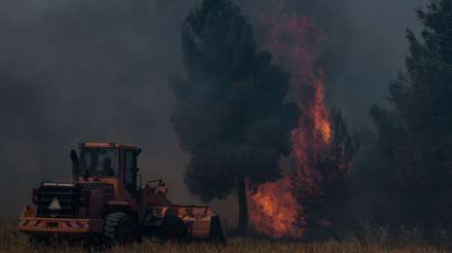Φωτιά στην Κορινθία: Κρίσιμη νύχτα - Αγωνία για τις αναζοπυρώσεις σε Καλκάνι και Παγιαναίικα