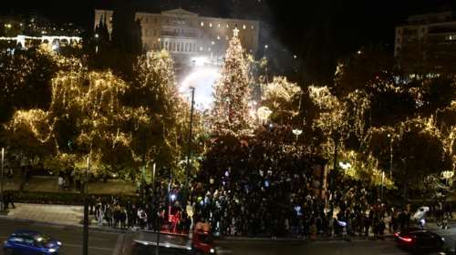 Μαγικές εικόνες: Φωταγωγήθηκε το χριστουγεννιάτικο δέντρο στο Σύνταγμα με 40.000 λαμπάκια [βίντεο]