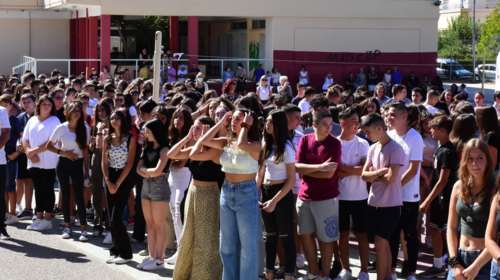 Σχολεία: Με πόσες ημέρες αποβολή κινδυνεύουν οι μαθητές αν βγάλουν το κινητό από την τσάντα