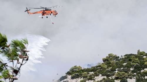 Ανεξέλεγκτο το πύρινο μέτωπο στην Πάρνηθα - Μπαίνει στον Εθνικό Δρυμό η φωτιά - Κάηκαν σπίτια [εικόνες - βίντεο]