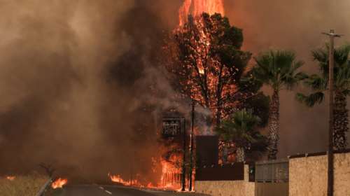 Μεγάλη φωτιά στη Βαρυμπόμπη: Καίνε σπίτια οι φλόγες - Εκκενώνεται και το Ολυμπιακό Χωριό - Έκλεισε πάλι η Εθνική