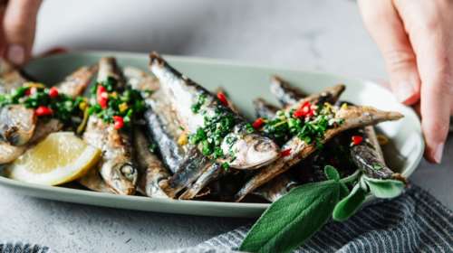 Ρέγγα, σαρδέλα και γαύρος: Η εναλλακτική δίαιτα στο κόκκινο κρέας που μπορεί να μας σώσει τη ζωή