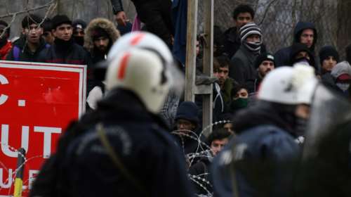 Εβρος: Νέα επεισόδια με πετροπόλεμο και χημικά - Τραυματίας αστυνομικός [Βίντεο]