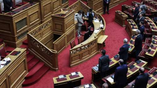 Συζήτηση στη Βουλή για τα Τέμπη - 7 στους 10 Έλληνες πιστεύουν ότι κυβέρνηση και δικαιοσύνη &quot;συγκαλύπτουν&quot; τους ενόχους