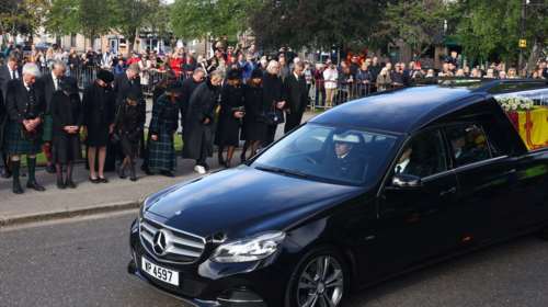 Βασίλισσα Ελισάβετ: Το τελευταίο ταξίδι της &#39;&#39;Λίλιμπετ&#39;&#39; στη Σκωτία - Πλήθος στους δρόμους για το τελευταίο αντίο