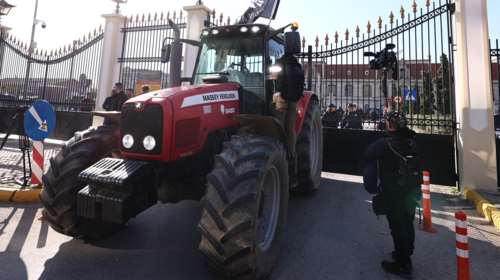 Στο λιμάνι της Θεσσαλονίκης οι αγρότες: Έκλεισε η κεντρική πύλη - Με φέρετρα στα τρακτέρ [εικόνες - βίντεο]