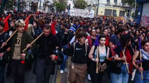 Πολυτεχνείο: Μικροεπεισόδια πριν κλείσουν οι πύλες - Ξεκίνησε η πορεία προς την αμερικανική πρεσβεία