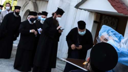 Απίστευτες εικόνες: Ουρές ιερέων στη Μητρόπολη Αθηνών και Πειραιά- Για να κάνουν rapid test