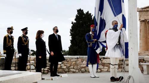 25η Μαρτίου: Έπαρση της σημαίας στον Ιερό Βράχο της Ακρόπολης - Η σοπράνο Αναστασία Ζαννή έψαλε τον εθνικό ύμνο [βίντεο]