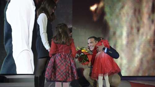 Αλέξης Τσίπρας: Η συγκινητική στιγμή που αγκαλιάζει την κόρη του Αλέξανδρου Νικολαΐδη [εικόνες - βίντεο]